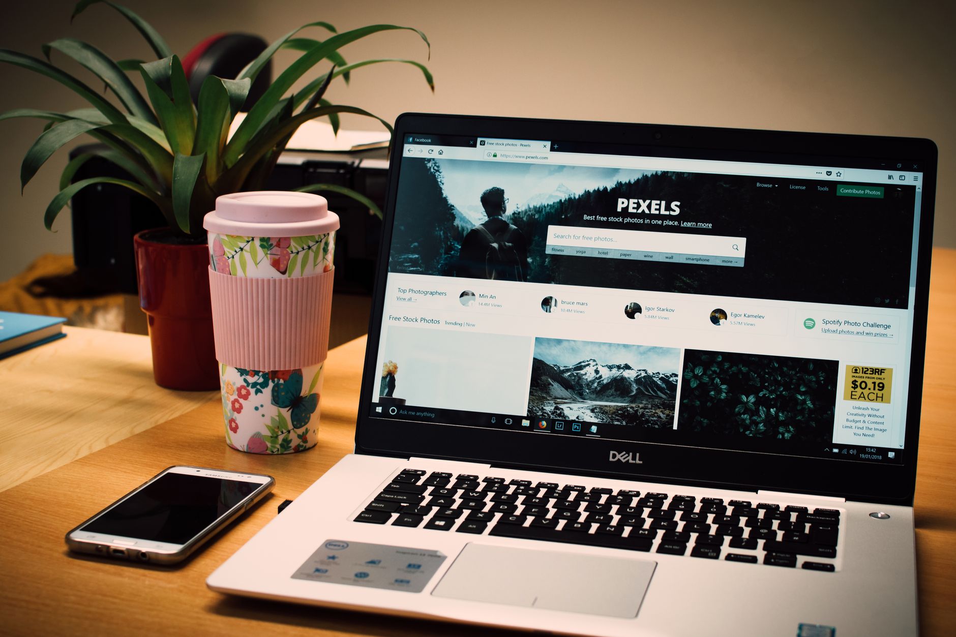 Landing page compared on desktop and mobile showing responsive differences
